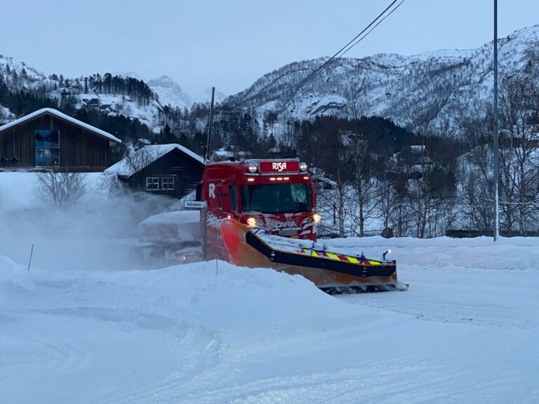 Et bilde som inneholder utendørs, snø, transport, snøscooter Automatisk generert beskrivelse