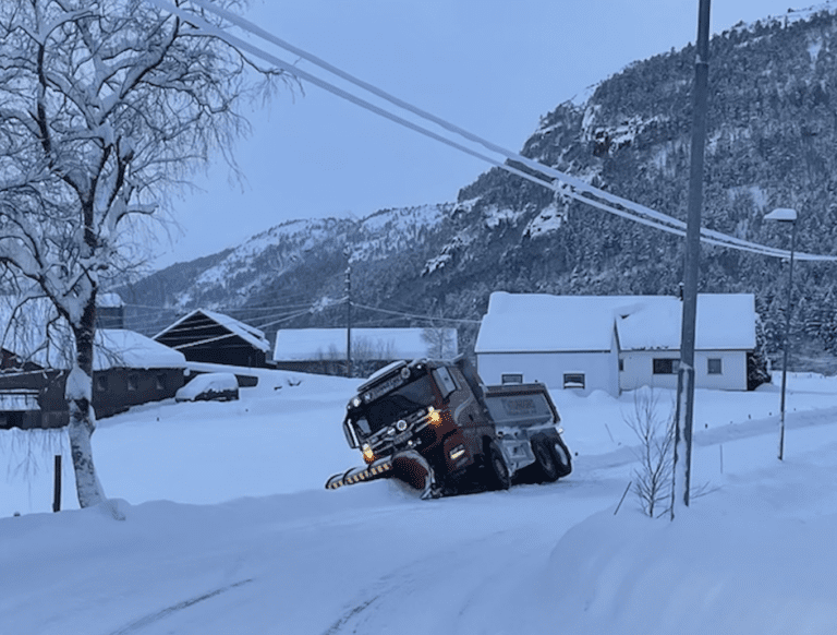 Et bilde som inneholder utendørs, snø, tre, kjøretøy Automatisk generert beskrivelse