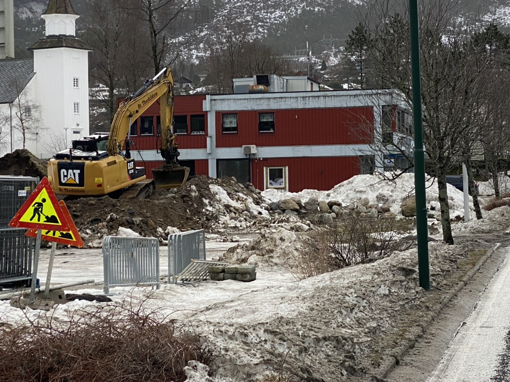 Et bilde som inneholder utendørs, snø, tre, konstruksjon Automatisk generert beskrivelse