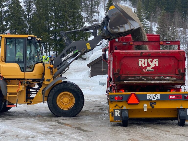 Et bilde som inneholder utendørs, transport, kjøretøy, Landkjøretøy Automatisk generert beskrivelse