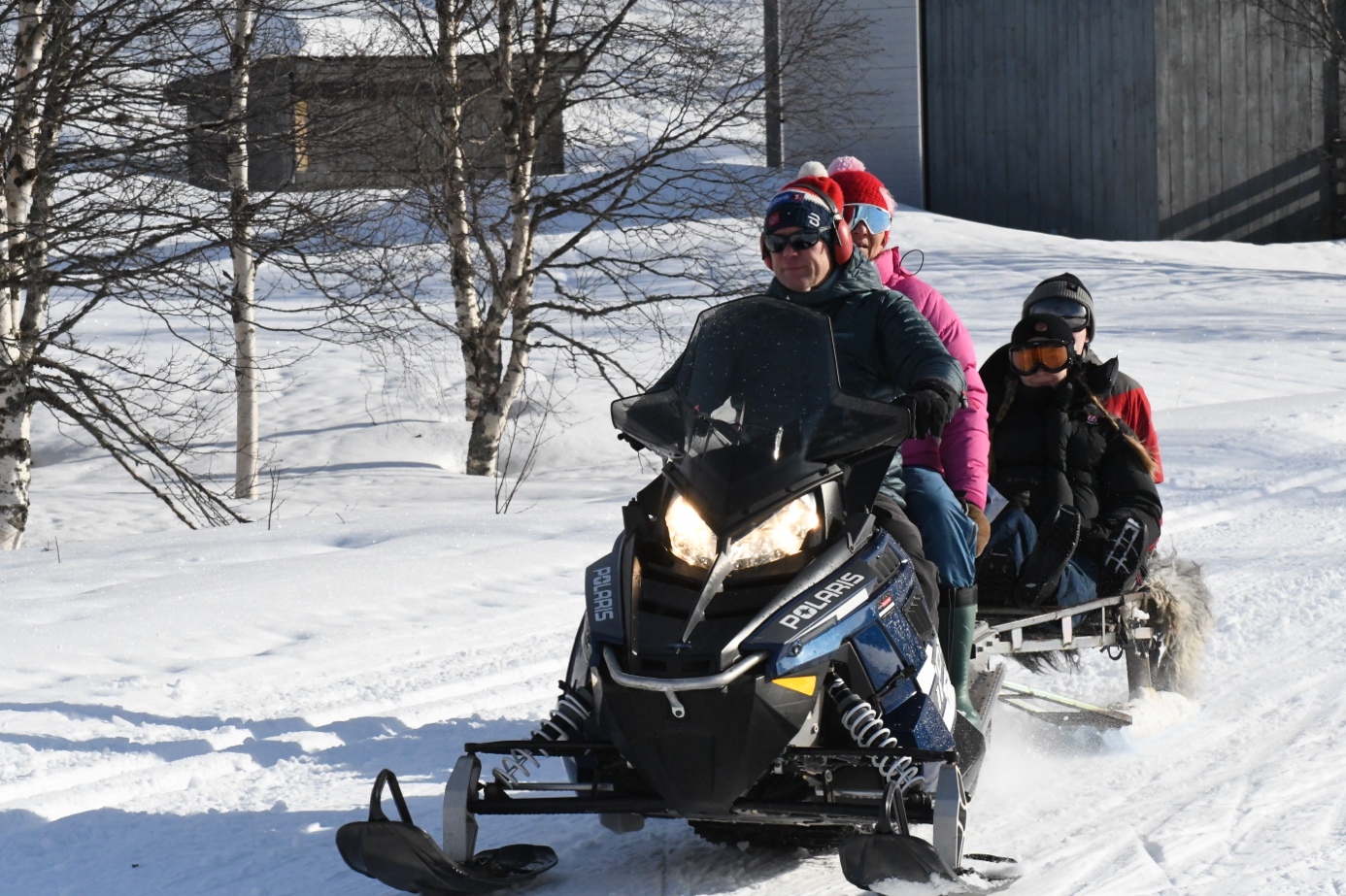 Et bilde som inneholder utendørs, transport, snø, person

Automatisk generert beskrivelse