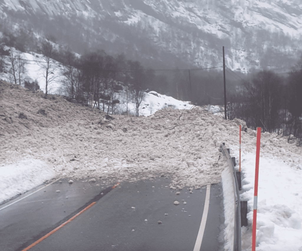 Et bilde som inneholder utendørs, vei, snø, tre Automatisk generert beskrivelse