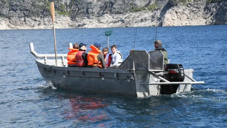 Et bilde som inneholder vann, utendørs, båt, fjell Automatisk generert beskrivelse