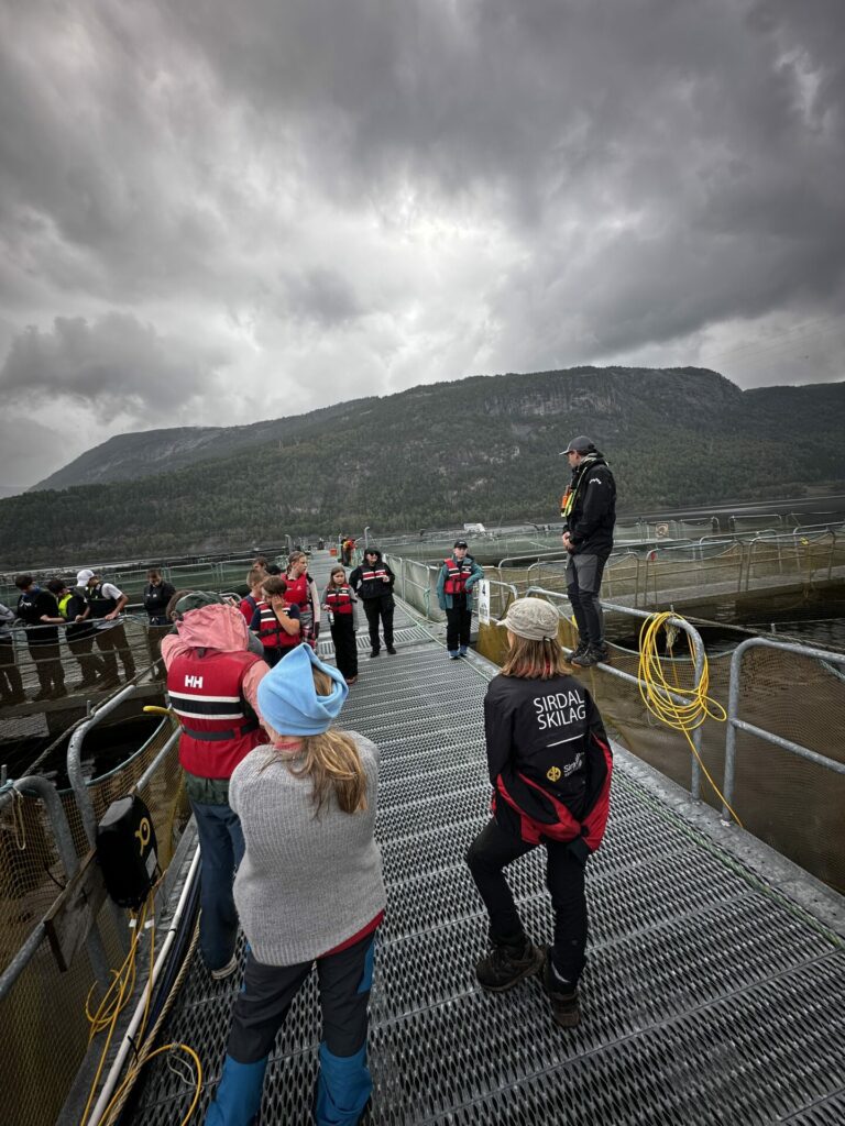 5-10. Klasse på omvisning hos Norsk Ørret. Foto: Åse Berit Fidjeland