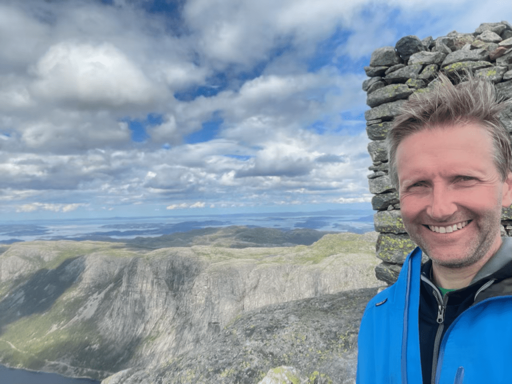 Ola Vigesdal Oftedal på oppvarmingstur til sauesankinga ved Reinaknuten på Jørpeland. Foto: Ola Vigesdal Oftedal