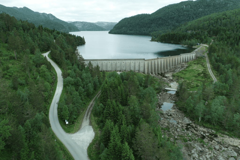 Luftfoto av Dam Nespervatn som regulerer vann til kraftstasjonene Osen og Finså.