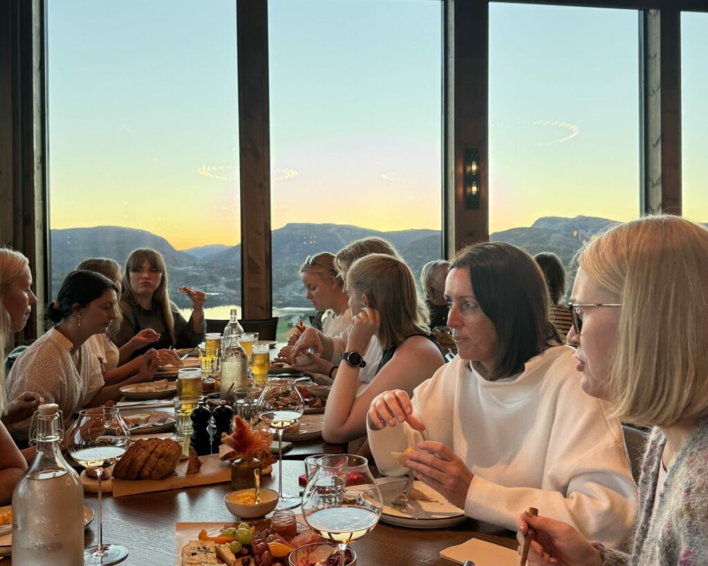 Vakker solnedgang over fjellene. Damenes aften på Slottet.