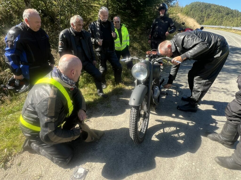 Mads Hompland bytter tennplugg på sin DKW. 