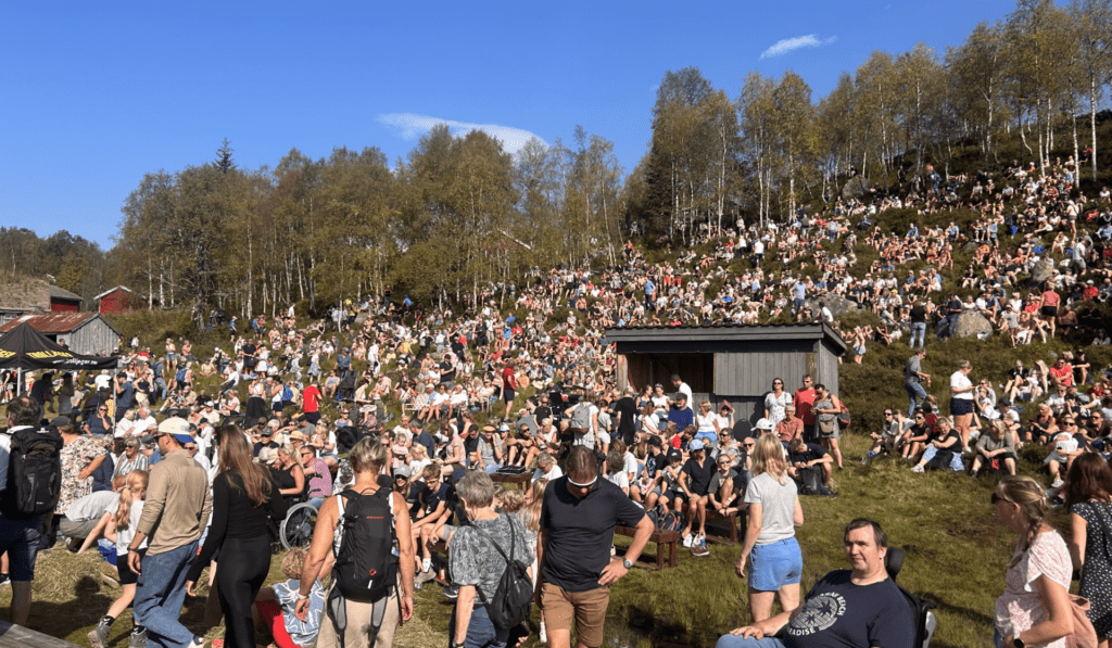 Folk samlet seg på kvæven under Odd Nordstoga og Ingebjørg Bratland konsert. 