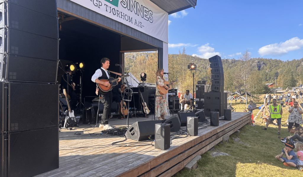 Odd Nordstoga og Ingebjørg Bratland under konsert på Sirdalsdagane.