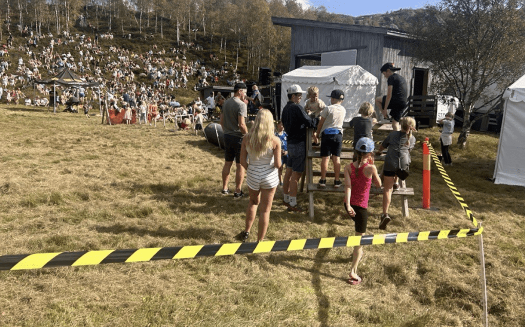 Barn og unge koser seg i Trolljegerløypa.