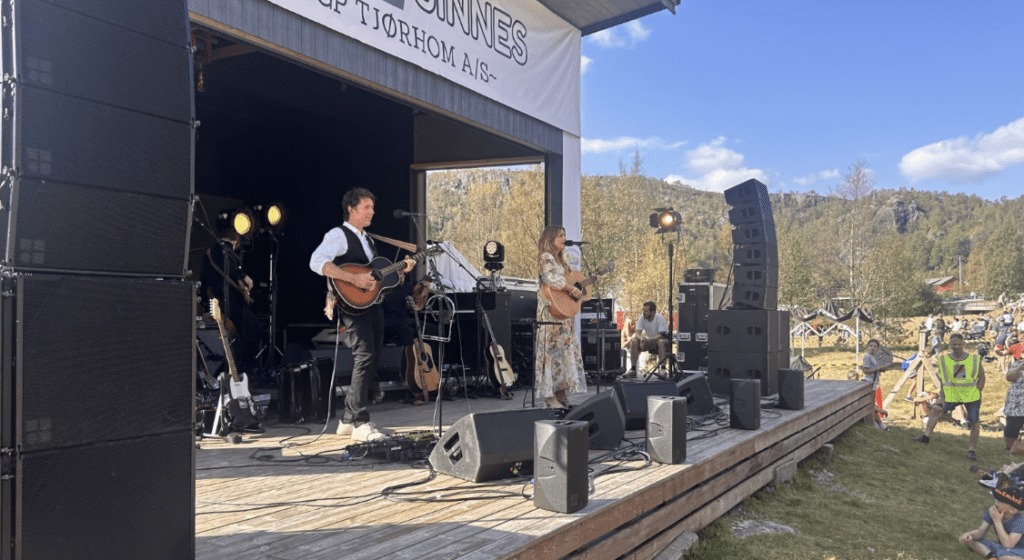 Odd Nordstoga og Ingebjørg Bratland på scenen på Kvæven.